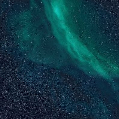 Teleskopla galaksi gözlemleyen amatör astronom