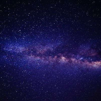 Teleskopla galaksi gözlemleyen amatör astronom