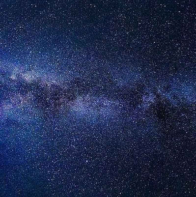 Teleskopla galaksi gözlemleyen amatör astronom